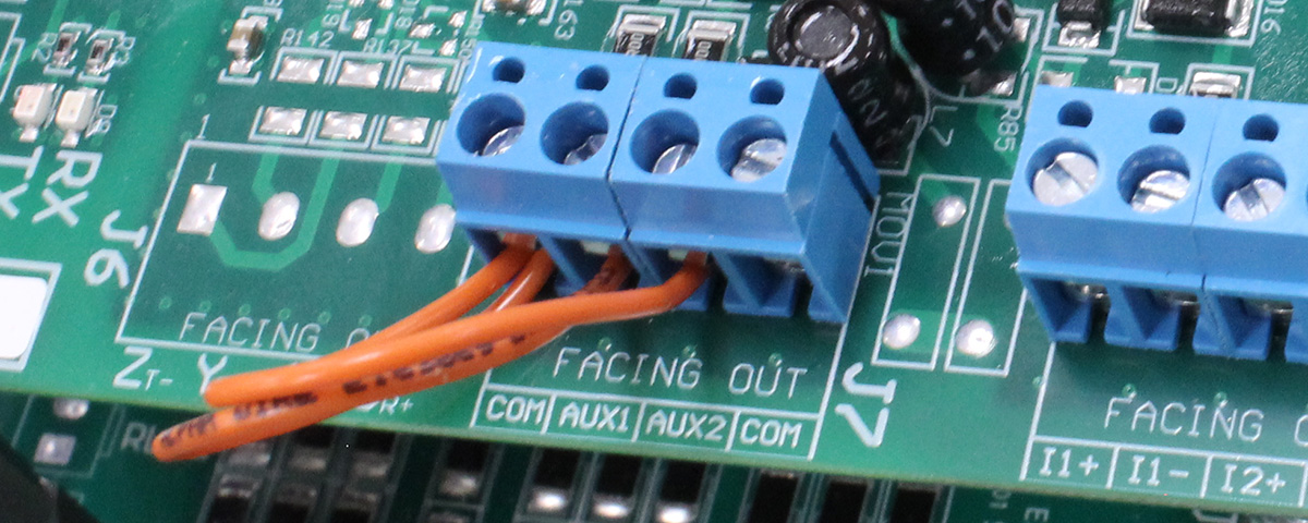 AUX2 and COM connections on terminal block