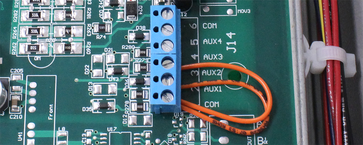 AUX2 and COM connections on terminal block